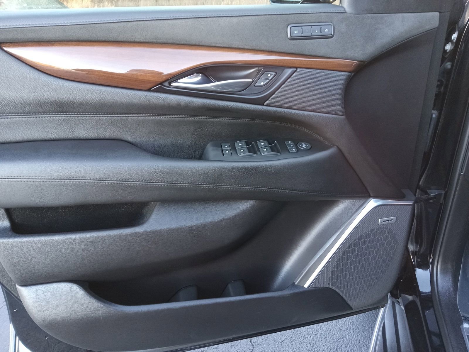 Used 2020 Cadillac Escalade Luxury w/ LPO, Radiant Package image 8