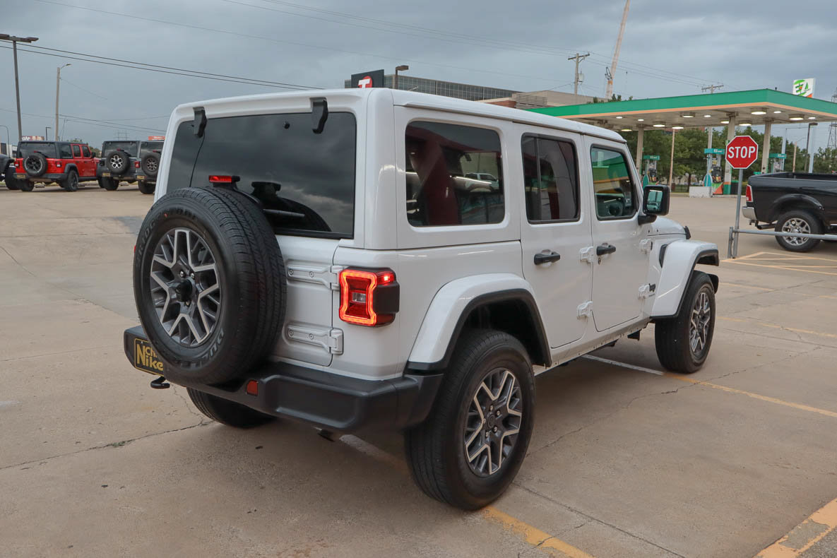Used 2026 Jeep Wrangler Unlimited Sahara AWD/4WD image 5
