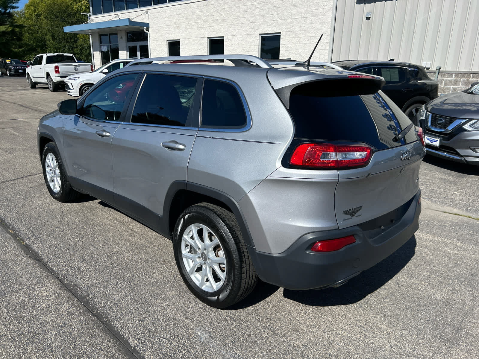 Used 2015 Jeep Cherokee Latitude w/ Cold Weather Group FWD image 5