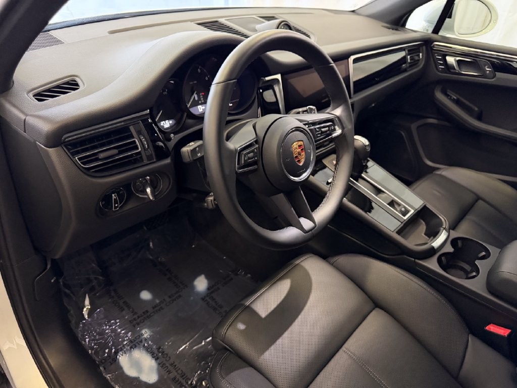 Certified 2026 Porsche Macan AWD/4WD image 4