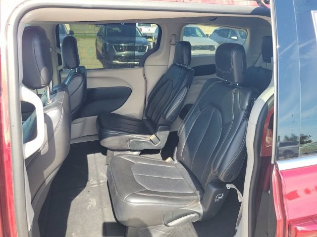 Used 2023 Chrysler Pacifica Touring-L FWD image 17