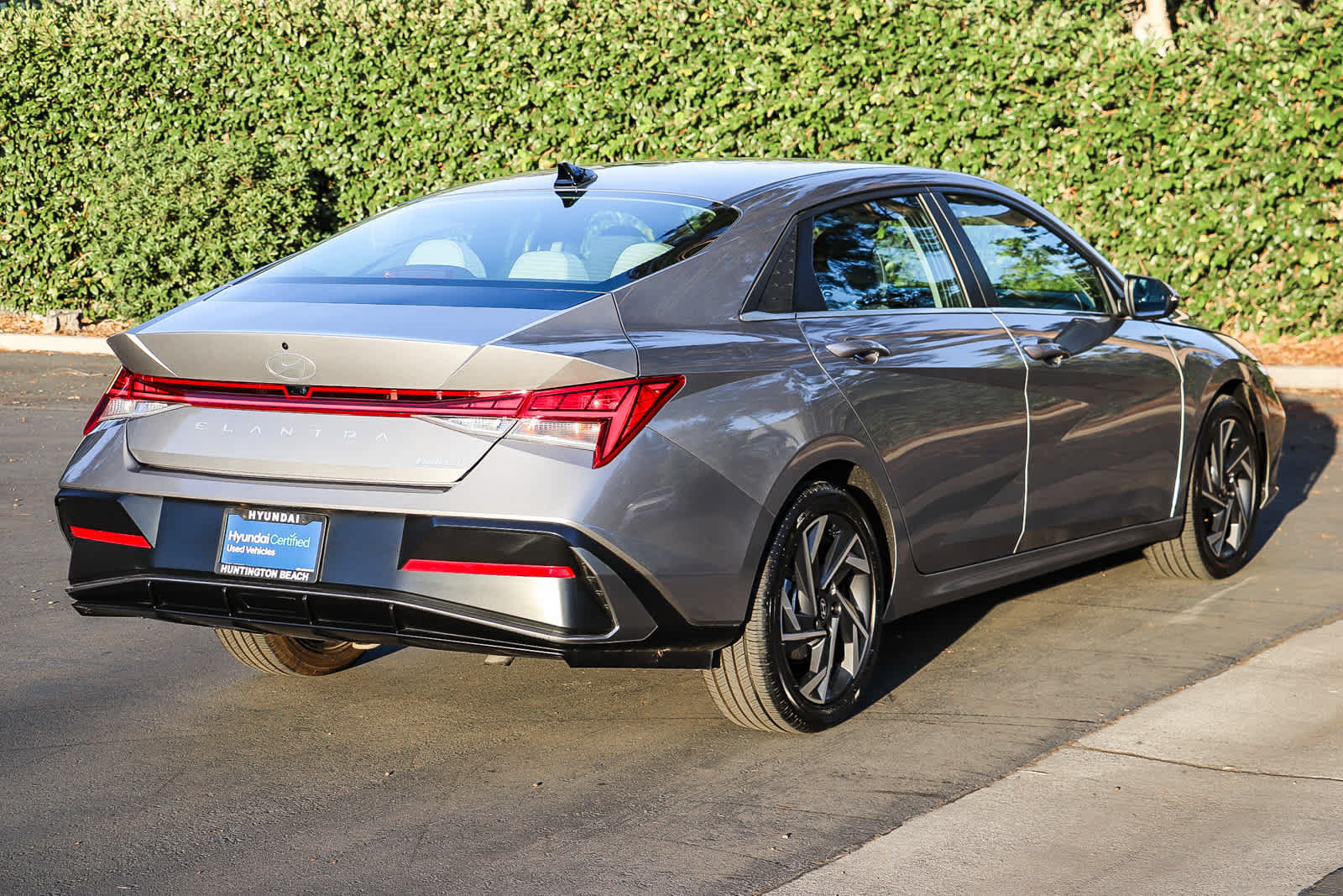 Certified 2025 Hyundai Elantra Limited FWD image 6