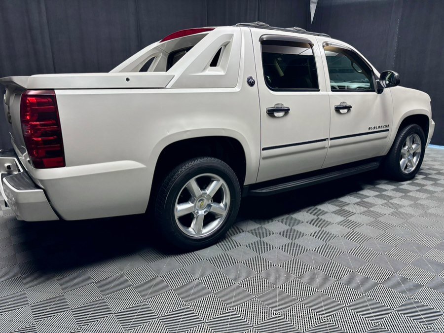 Used 2013 Chevrolet Avalanche LTZ AWD/4WD image 17