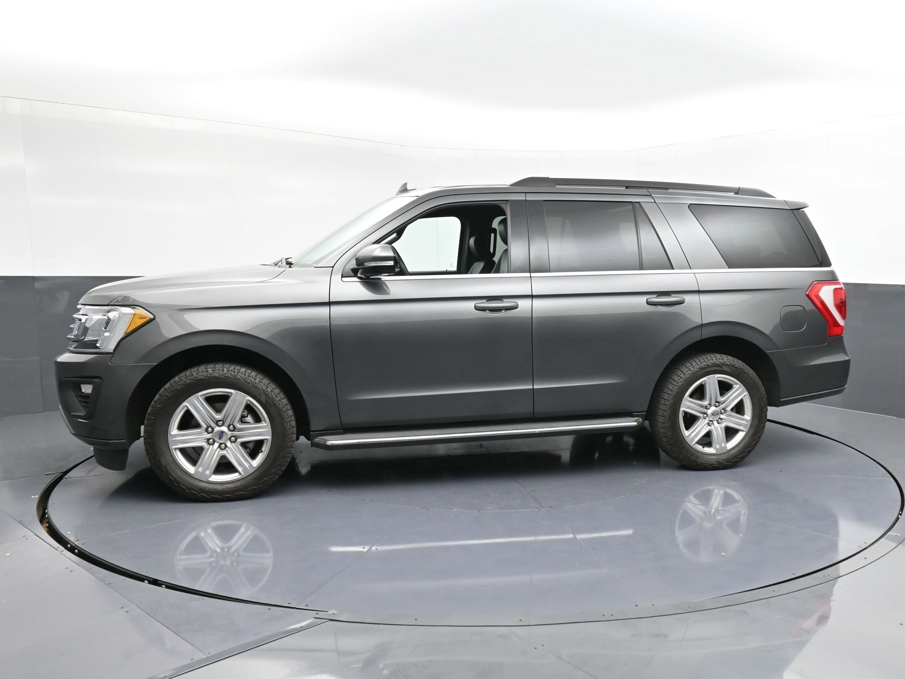 Used 2019 Ford Expedition XLT w/ Equipment Group 202A image 5
