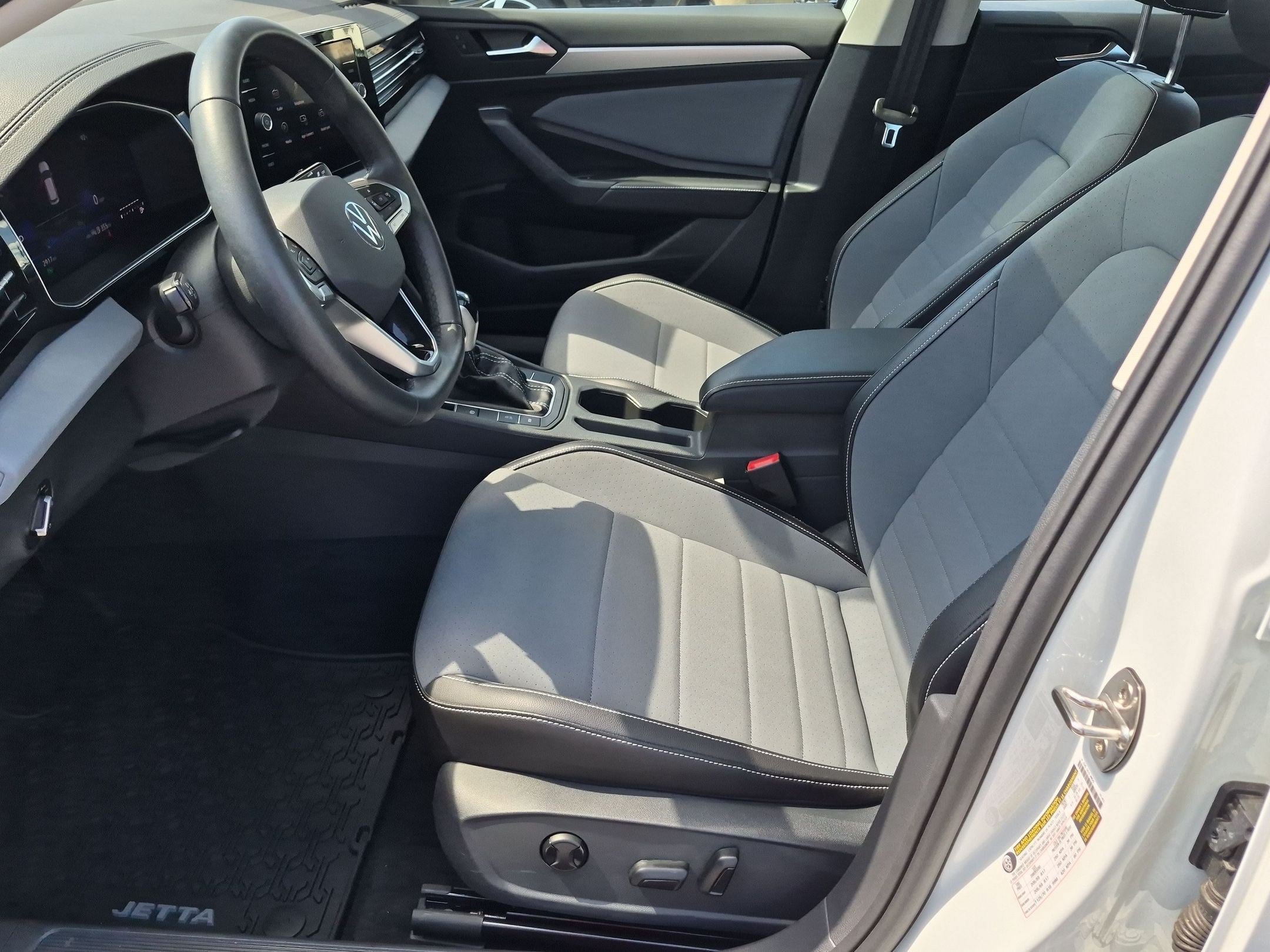 Used 2026 Volkswagen Jetta SE FWD image 14