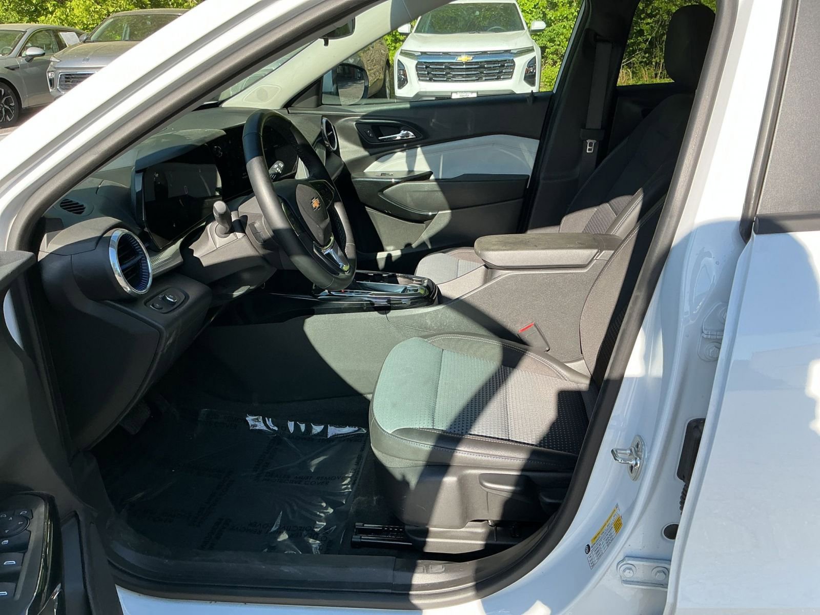 Used 2025 Chevrolet Trax LT w/ LT Convenience Package FWD image 22