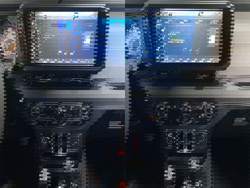 Used 2025 Jeep Wrangler Sahara image 24