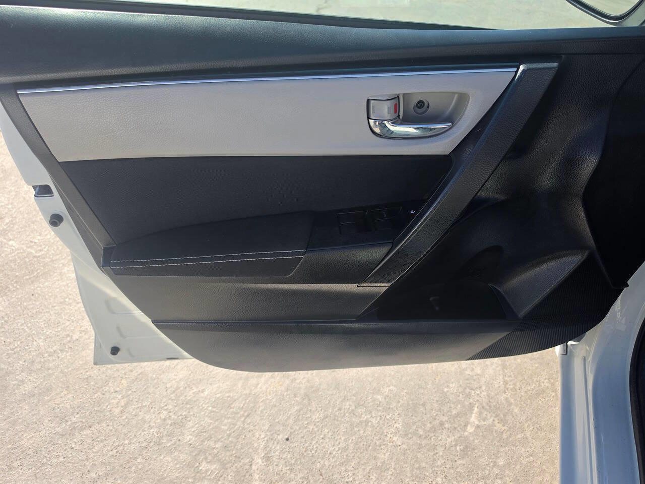 Used 2017 Toyota Corolla LE FWD image 18