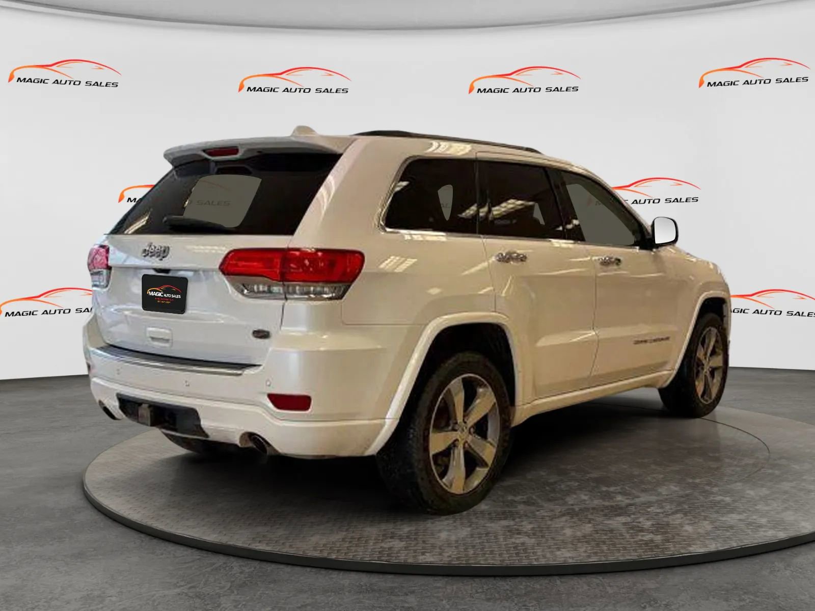 Used 2016 Jeep Grand Cherokee Overland w/ Advanced Technology Group AWD/4WD image 6