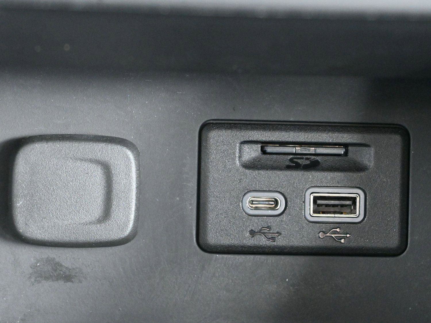 Used 2023 GMC Acadia AT4 w/ Technology Package image 27