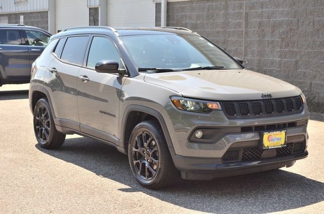 Used 2023 Jeep Compass Latitude w/ Convenience Group AWD/4WD image 2