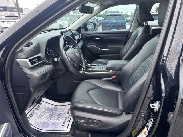 Used 2021 Toyota Highlander XLE AWD/4WD image 12