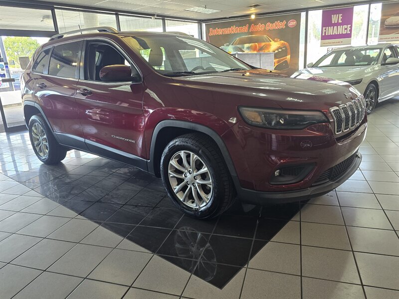 Used 2019 Jeep Cherokee Latitude w/ Cold Weather Group FWD image 3
