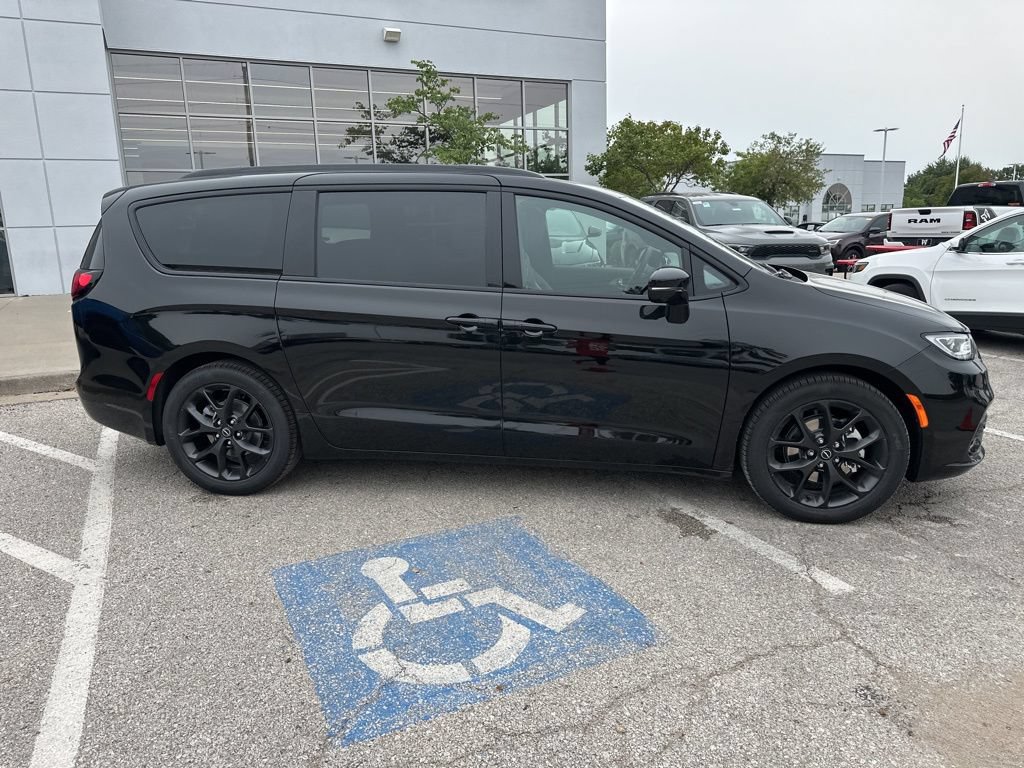 New 2026 Chrysler Pacifica Limited w/ S Appearance Package FWD image 38