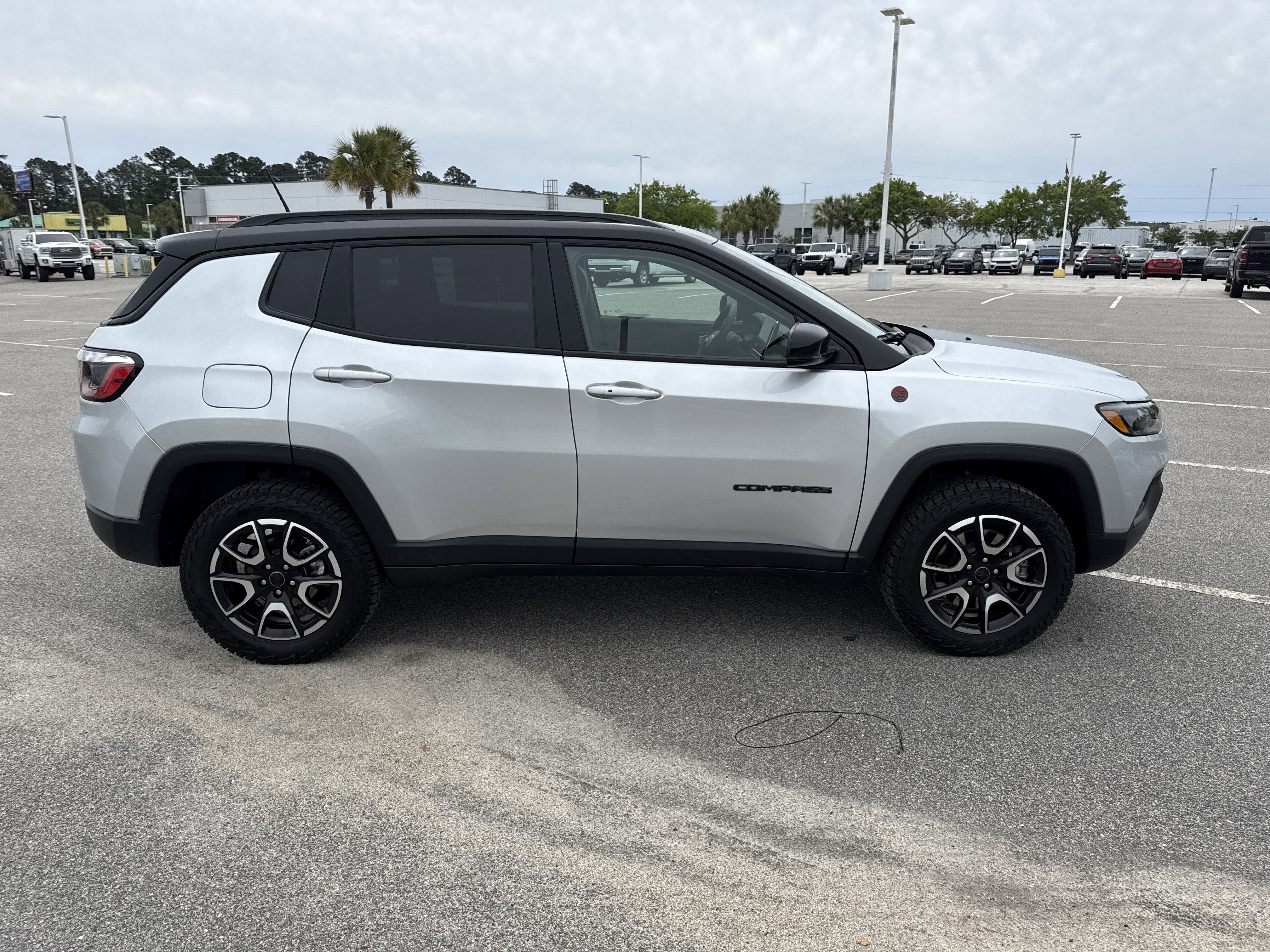 Used 2025 Jeep Compass Trailhawk AWD/4WD image 12