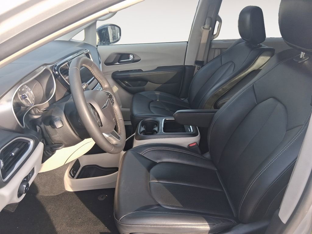 Used 2024 Chrysler Pacifica Touring-L image 9