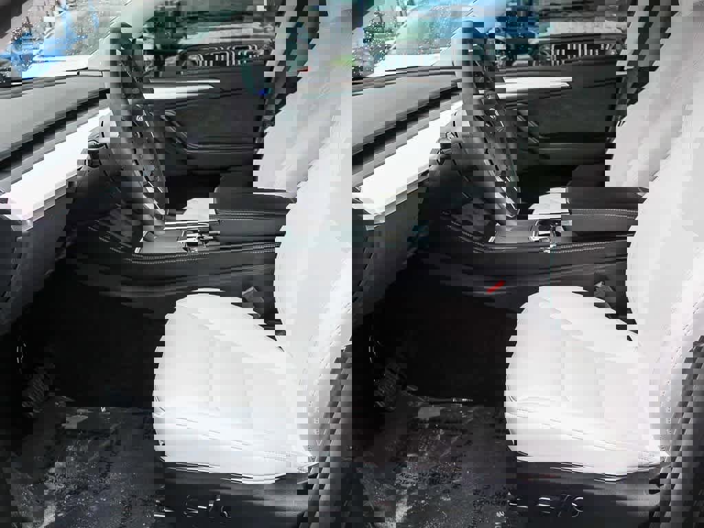 Used 2024 Tesla Model Y 2WD image 18