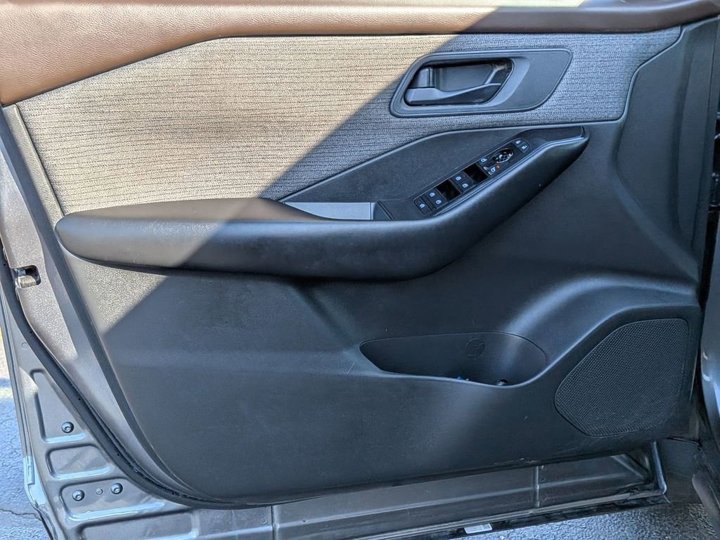 Used 2023 Nissan Rogue S image 9