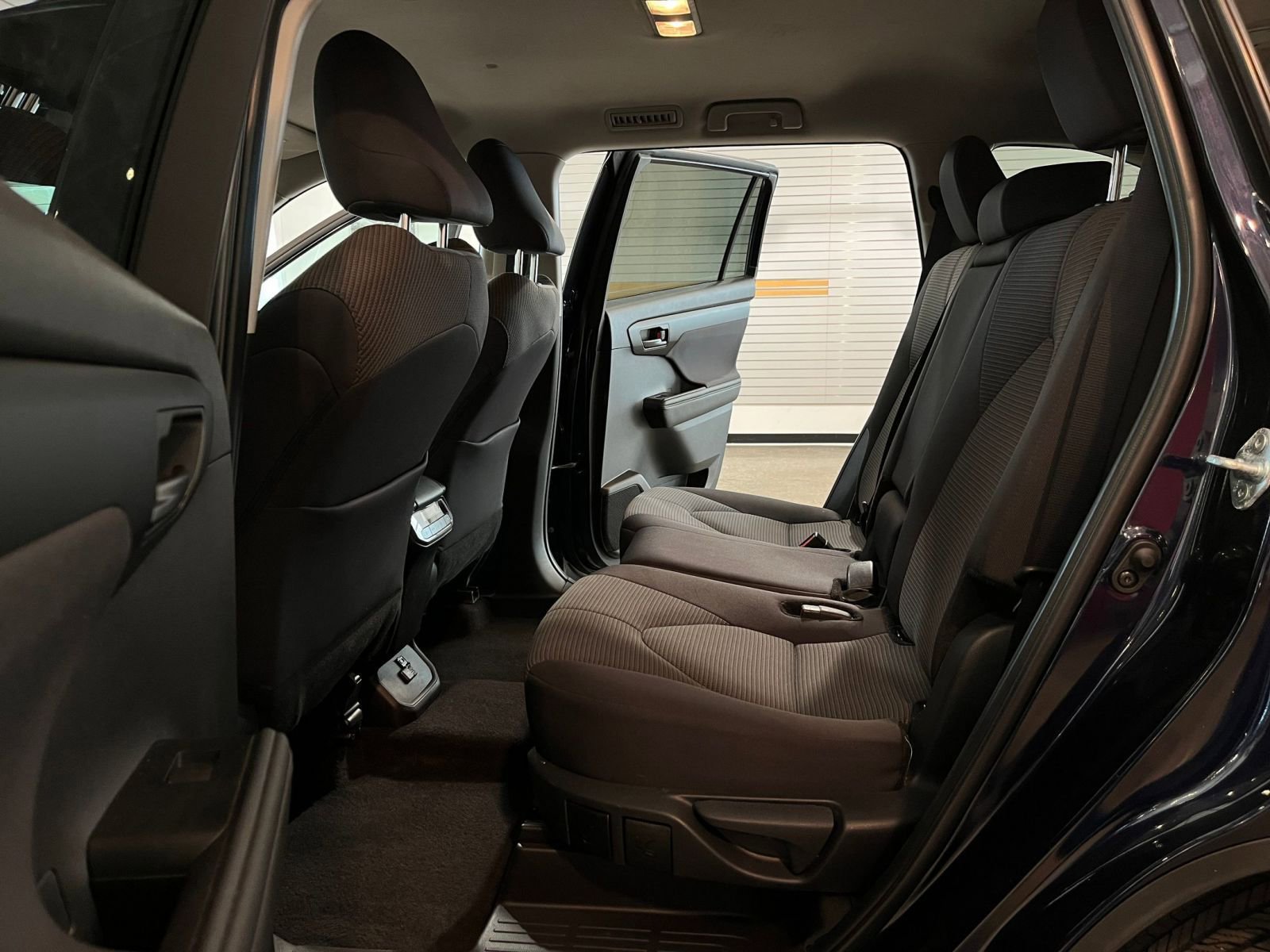 Used 2025 Toyota Highlander LE FWD image 27