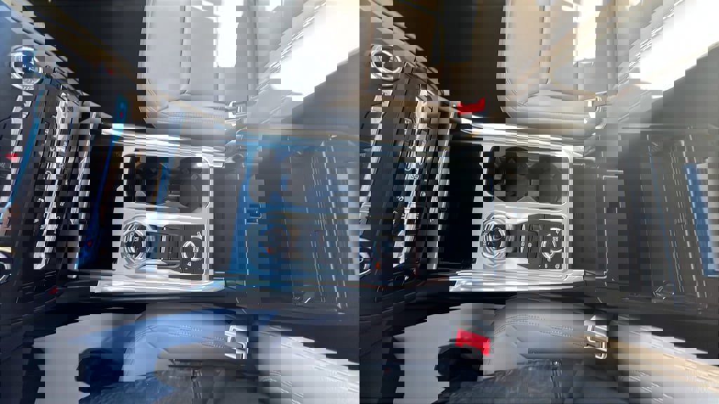 Used 2020 Ford Explorer XLT w/ Equipment Group 202A image 13