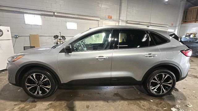 Used 2022 Ford Escape SE w/ SE Sport Appearance Package AWD/4WD image 2