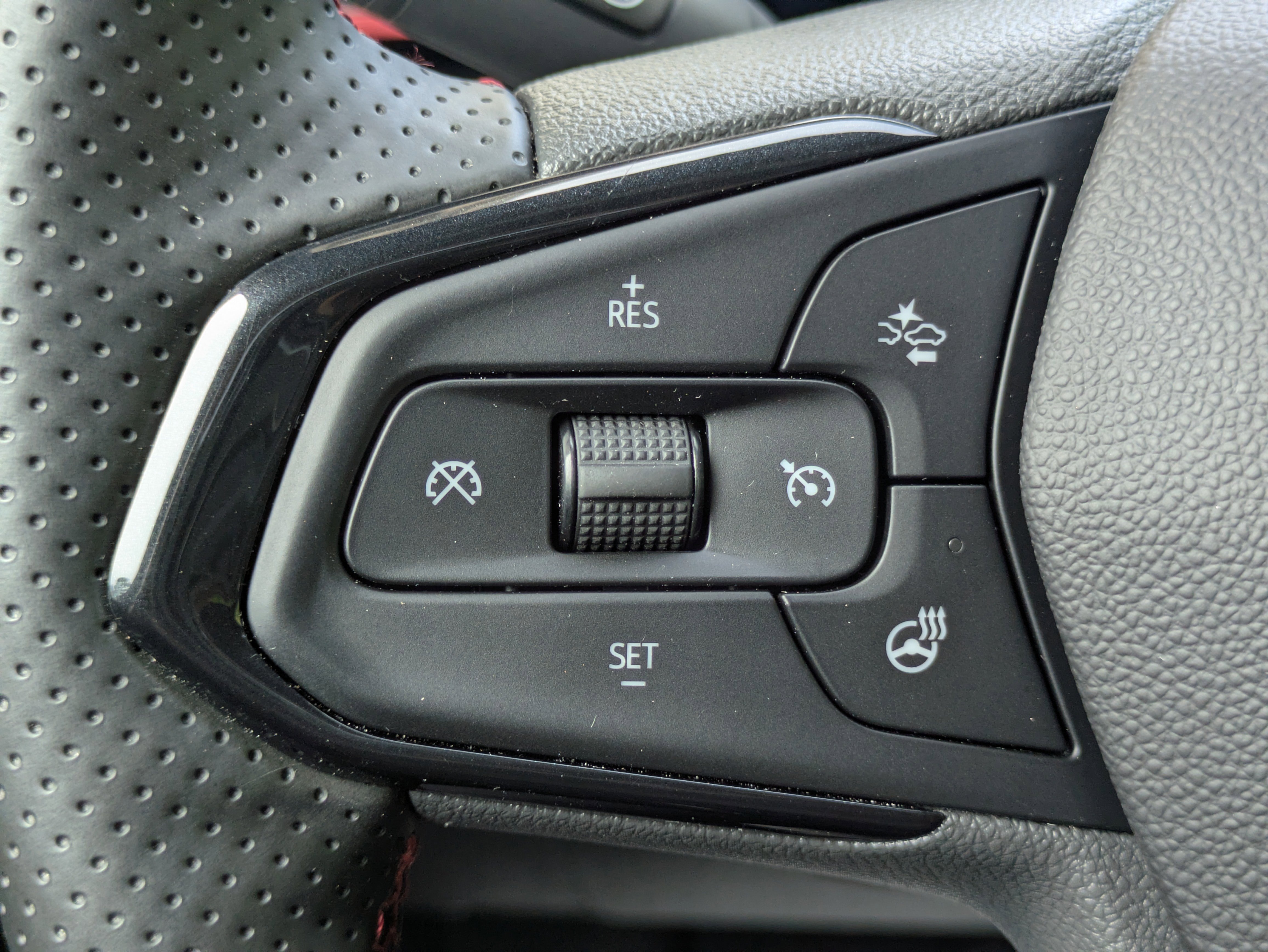 Used 2025 Chevrolet Trax RS w/ Driver Confidence Package FWD image 16