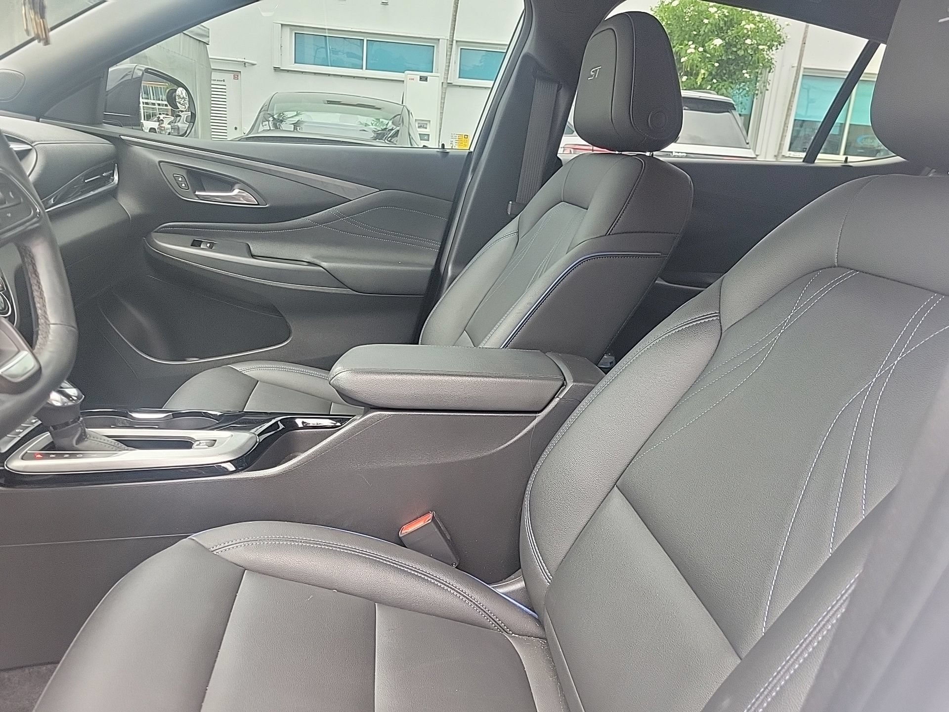 Used 2025 Buick Envista Sport Touring w/ Convenience I Package FWD image 18