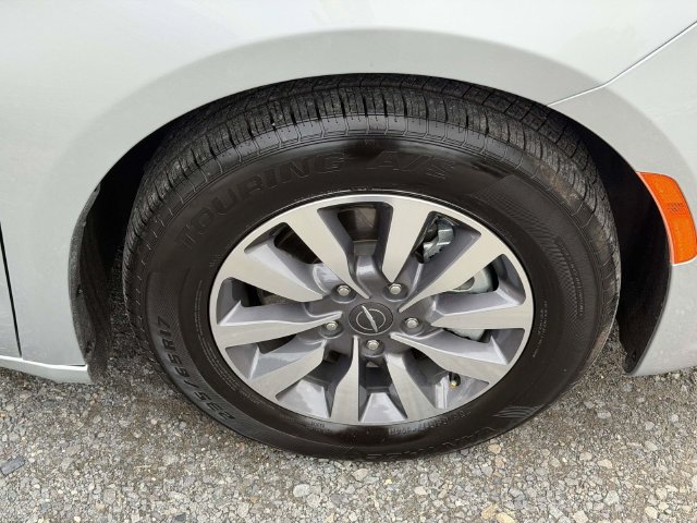 Used 2023 Chrysler Pacifica Limited FWD image 7