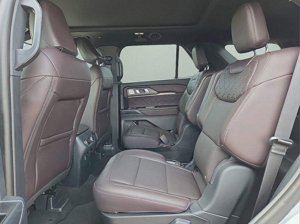 Used 2025 Ford Explorer Platinum w/ LUX Leather Package AWD/4WD image 16