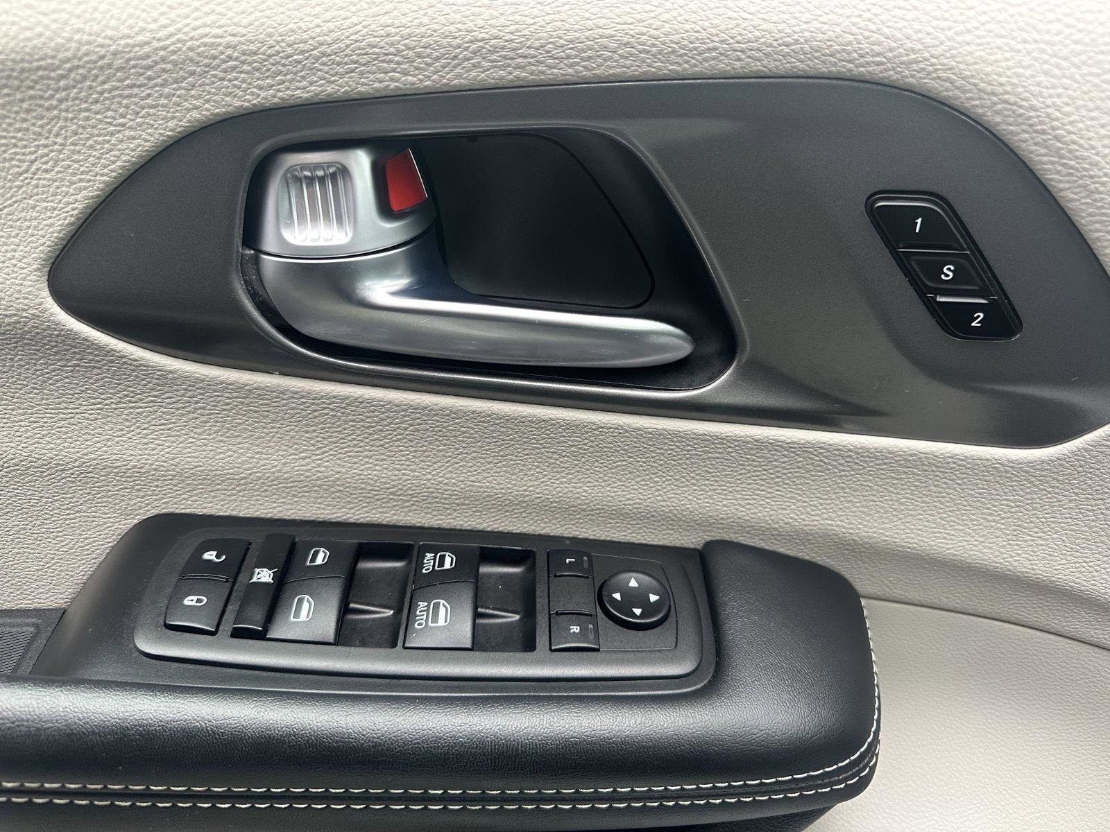 Used 2024 Chrysler Pacifica Touring-L image 10