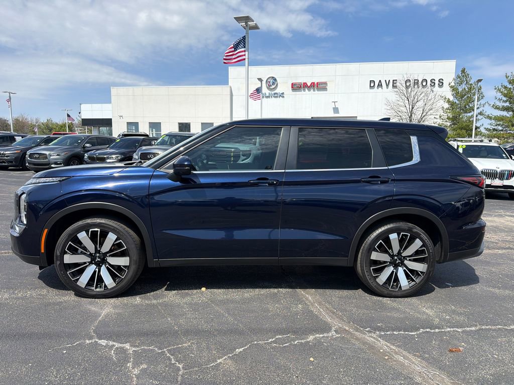 Used 2025 Mitsubishi Outlander AWD image 2