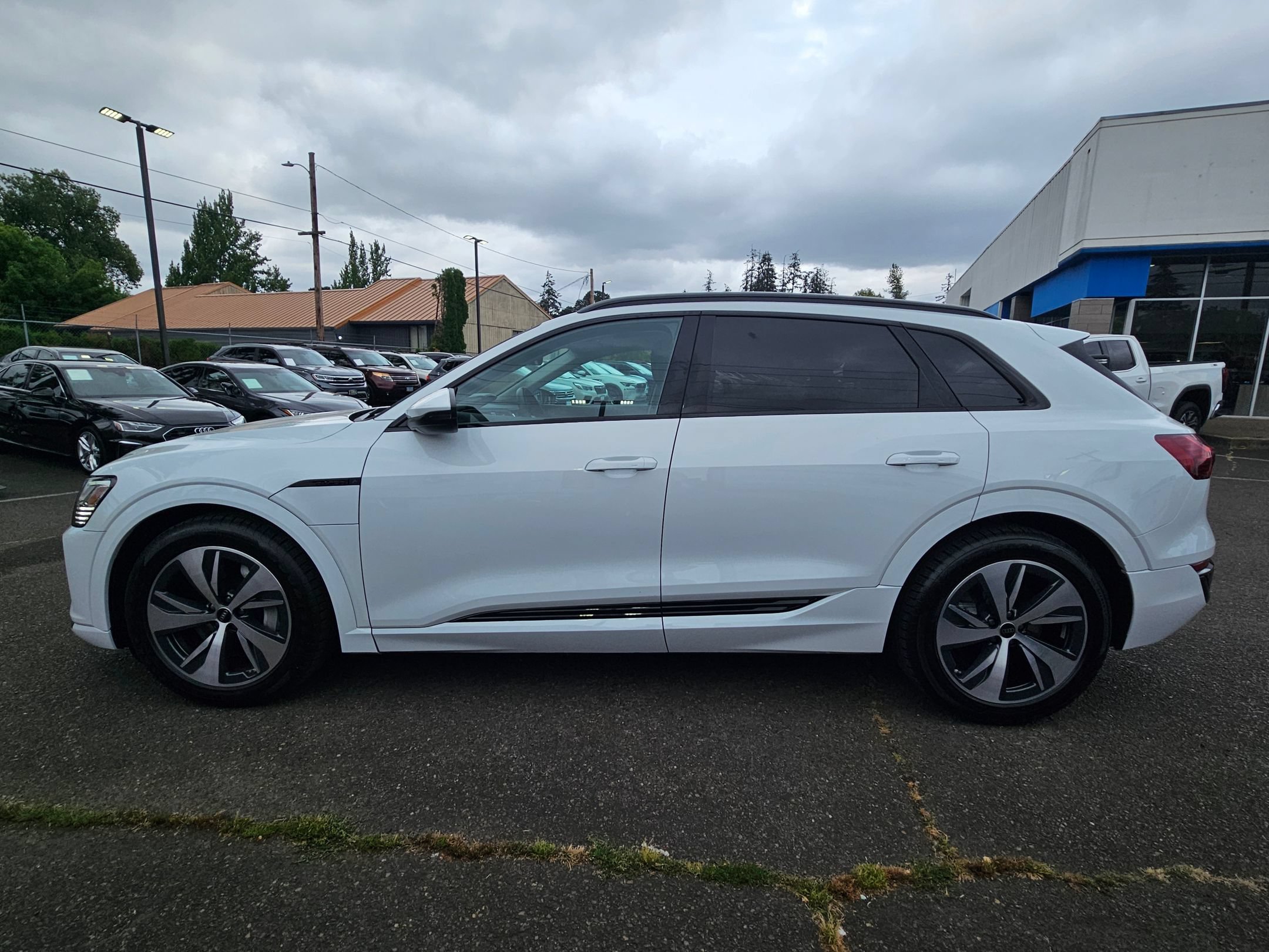 Used 2024 Audi Q8 e-tron Premium Plus AWD/4WD image 2