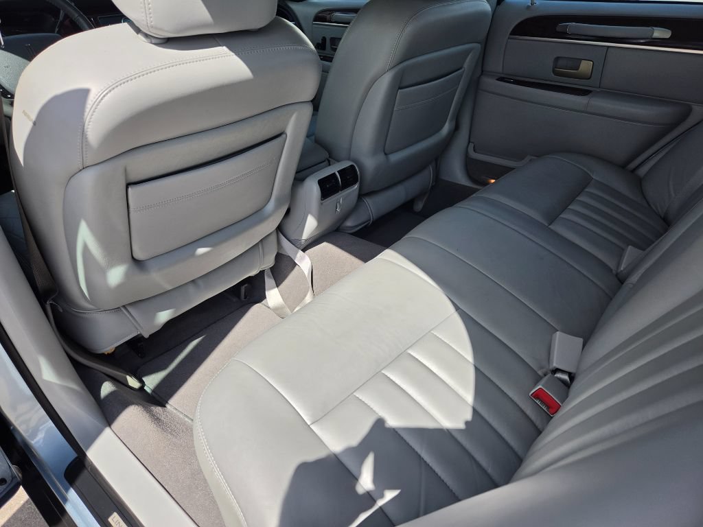 Used 2005 Lincoln Town Car Signature RWD image 25