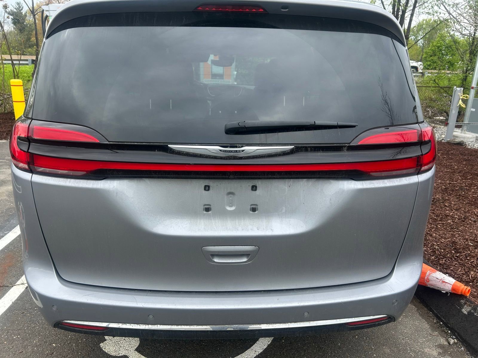 Used 2021 Chrysler Pacifica Limited w/ Uconnect Theater Family Group AWD/4WD image 4
