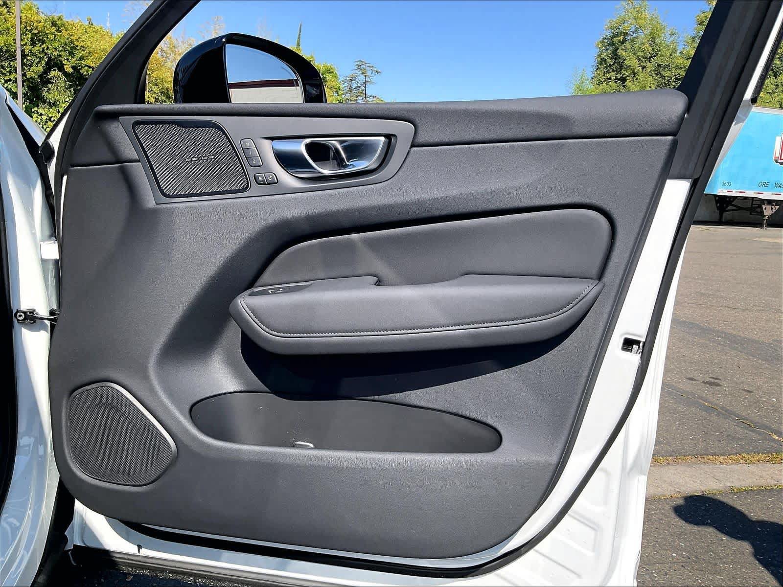 New 2026 Volvo XC60 T8 Ultra w/ Protection Package Premier AWD/4WD image 30