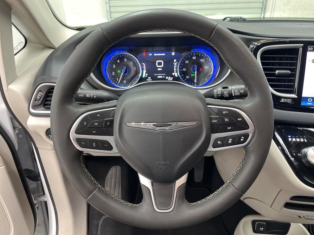 Used 2024 Chrysler Pacifica Touring-L FWD image 16