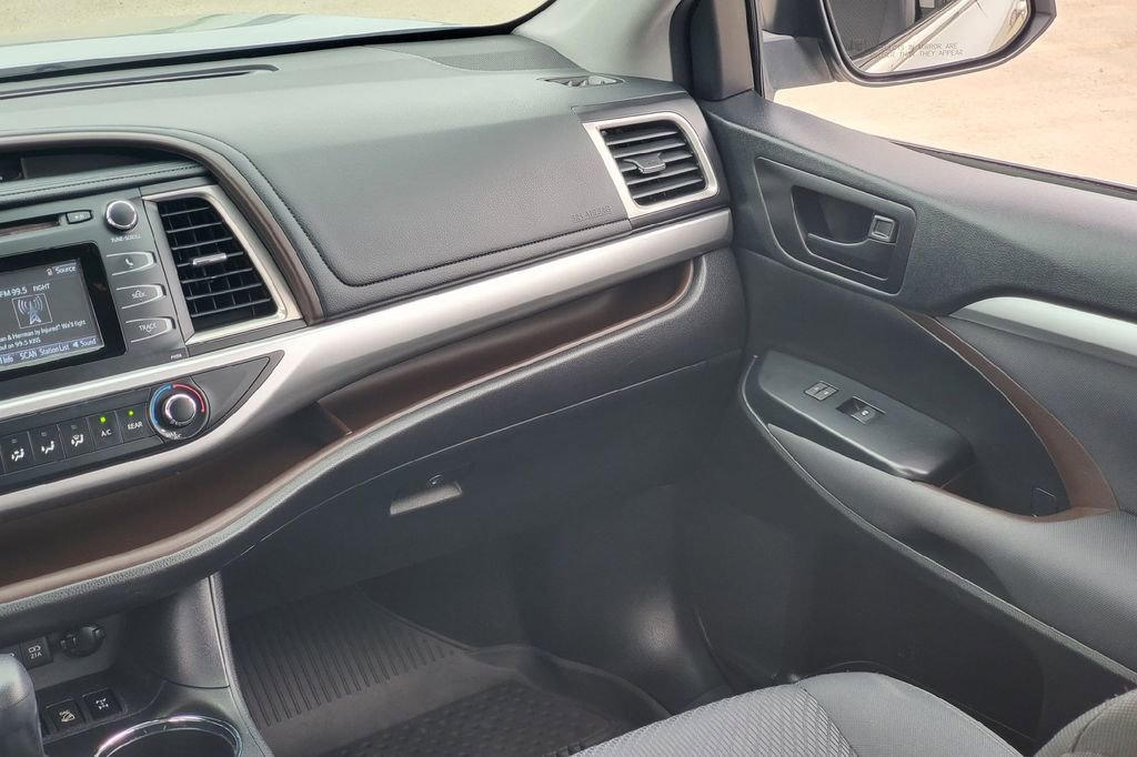 Used 2017 Toyota Highlander LE AWD/4WD image 20