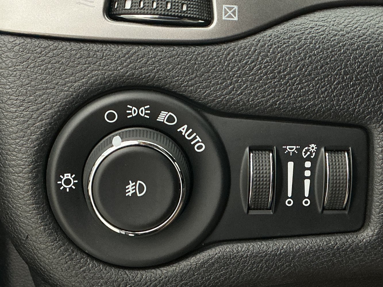 Used 2019 Jeep Cherokee Limited AWD/4WD image 37