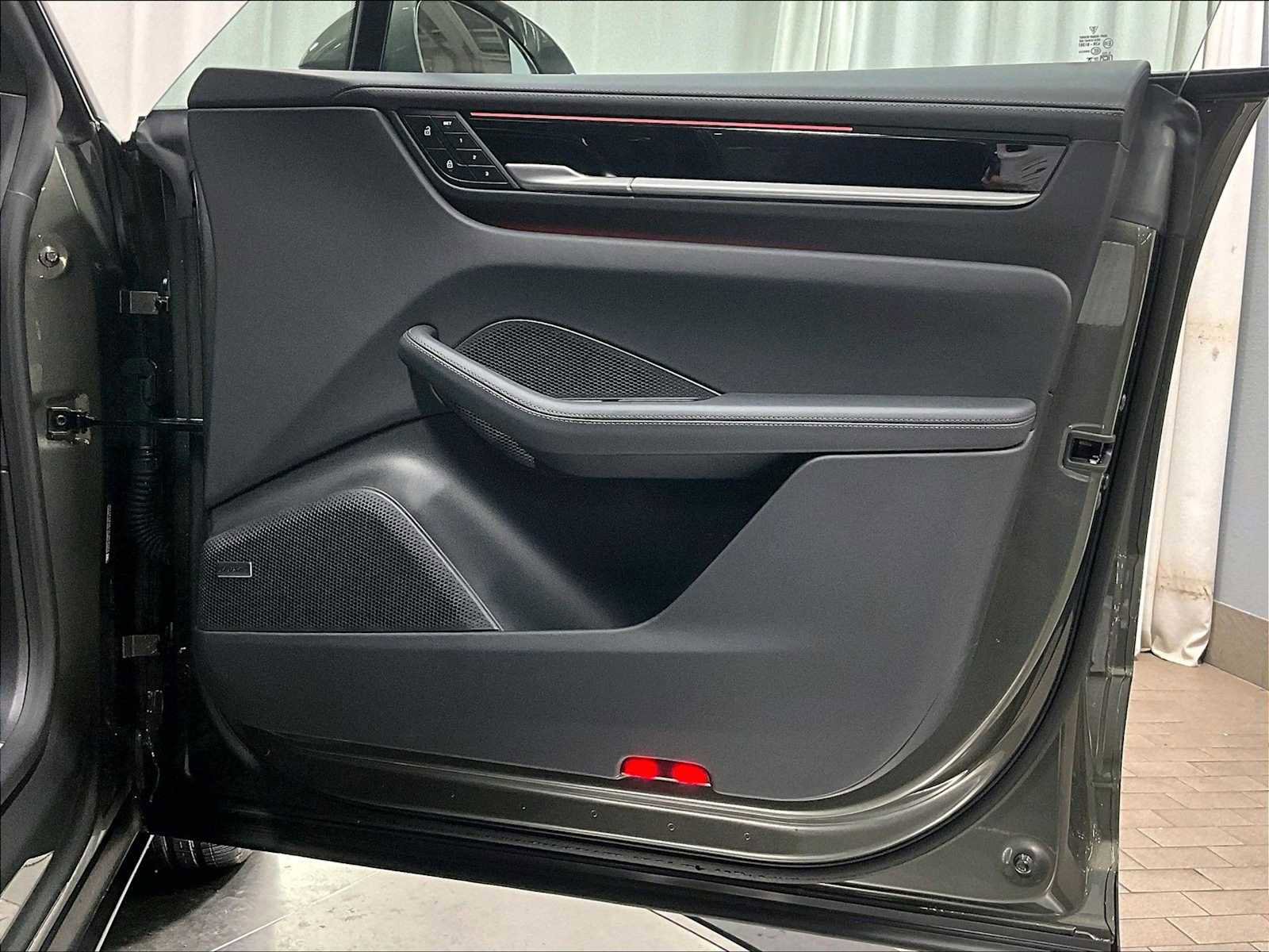 Used 2025 Porsche Macan 4 Electric image 29