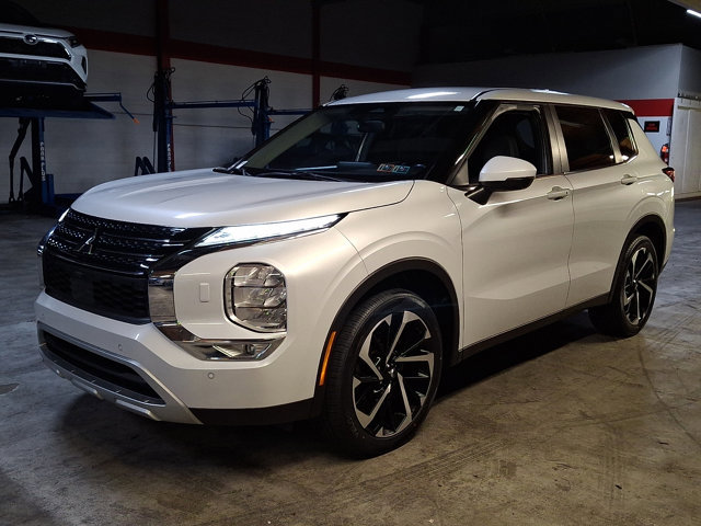 Used 2024 Mitsubishi Outlander SE AWD/4WD image 3