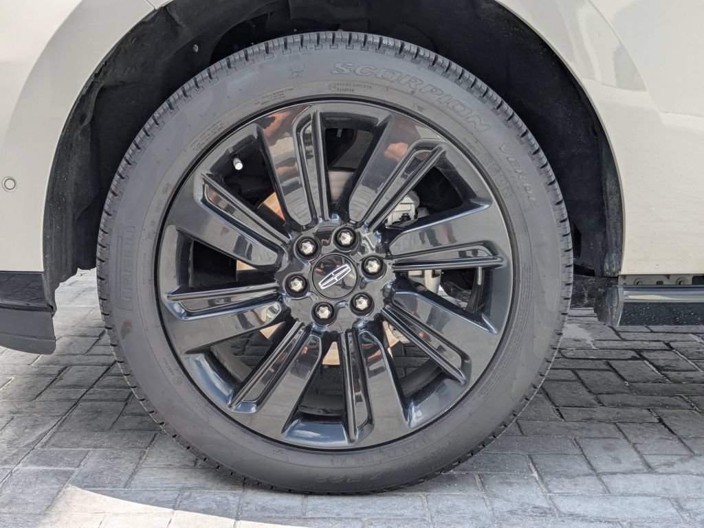 Certified 2024 Lincoln Navigator L Reserve AWD/4WD image 10