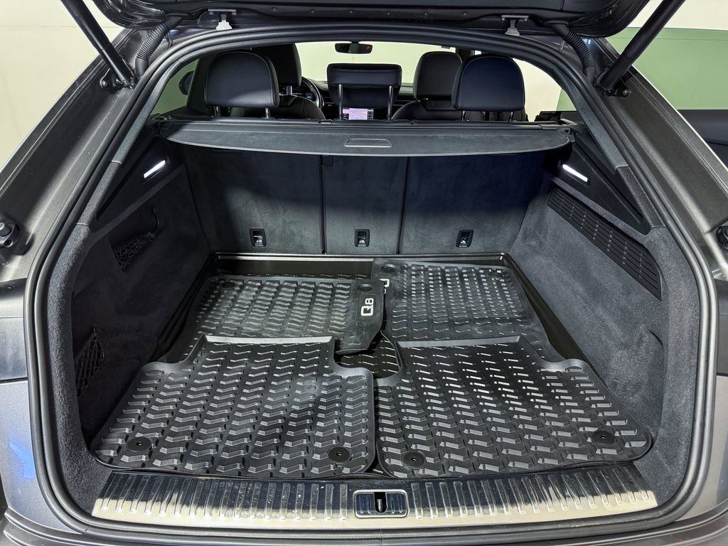 Used 2019 Audi Q8 Premium Plus w/ Premium Plus image 32