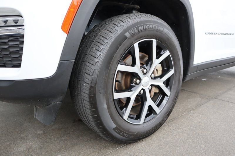 Used 2023 Jeep Grand Cherokee Limited image 8