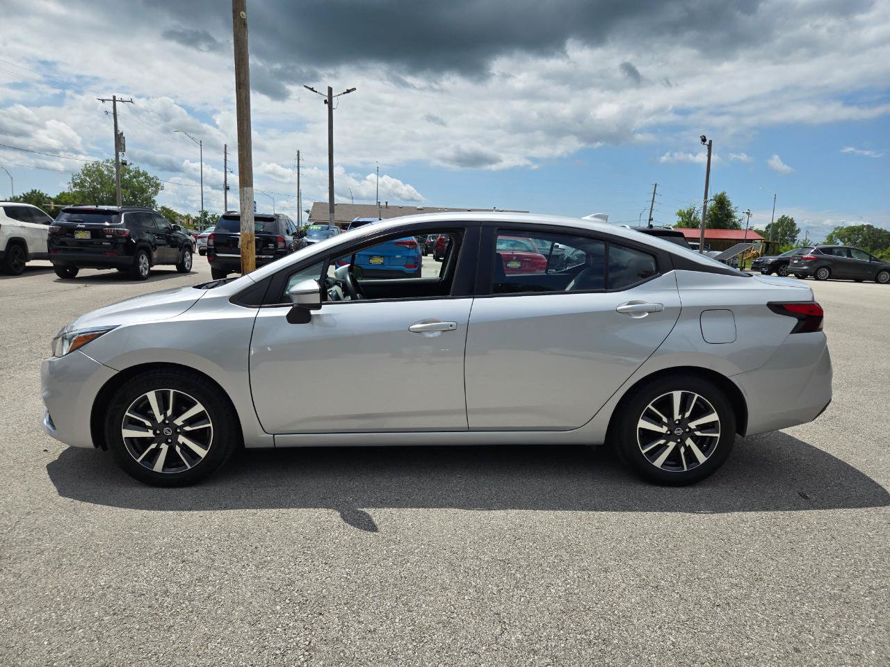 Used 2021 Nissan Versa SV FWD image 8
