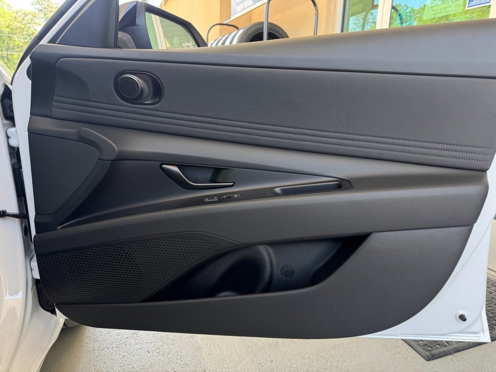 New 2025 Hyundai Elantra SEL image 18