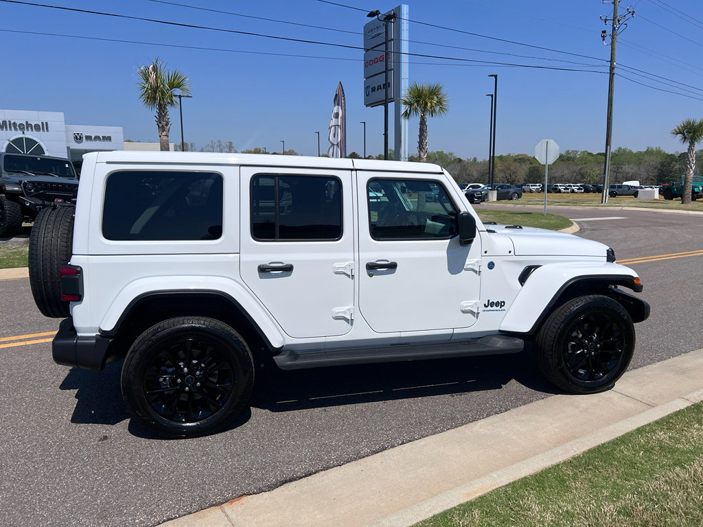 Used 2025 Jeep Wrangler Sahara image 3