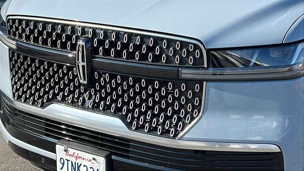 Certified 2025 Lincoln Navigator Reserve image 4