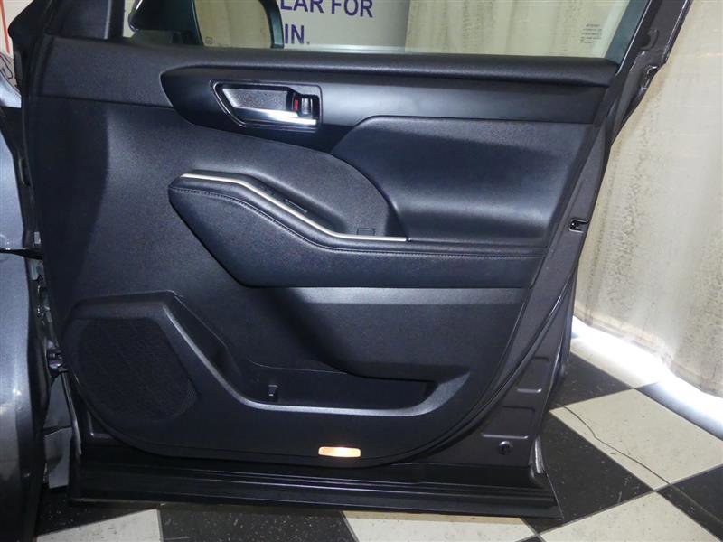Used 2021 Toyota Highlander XLE image 25