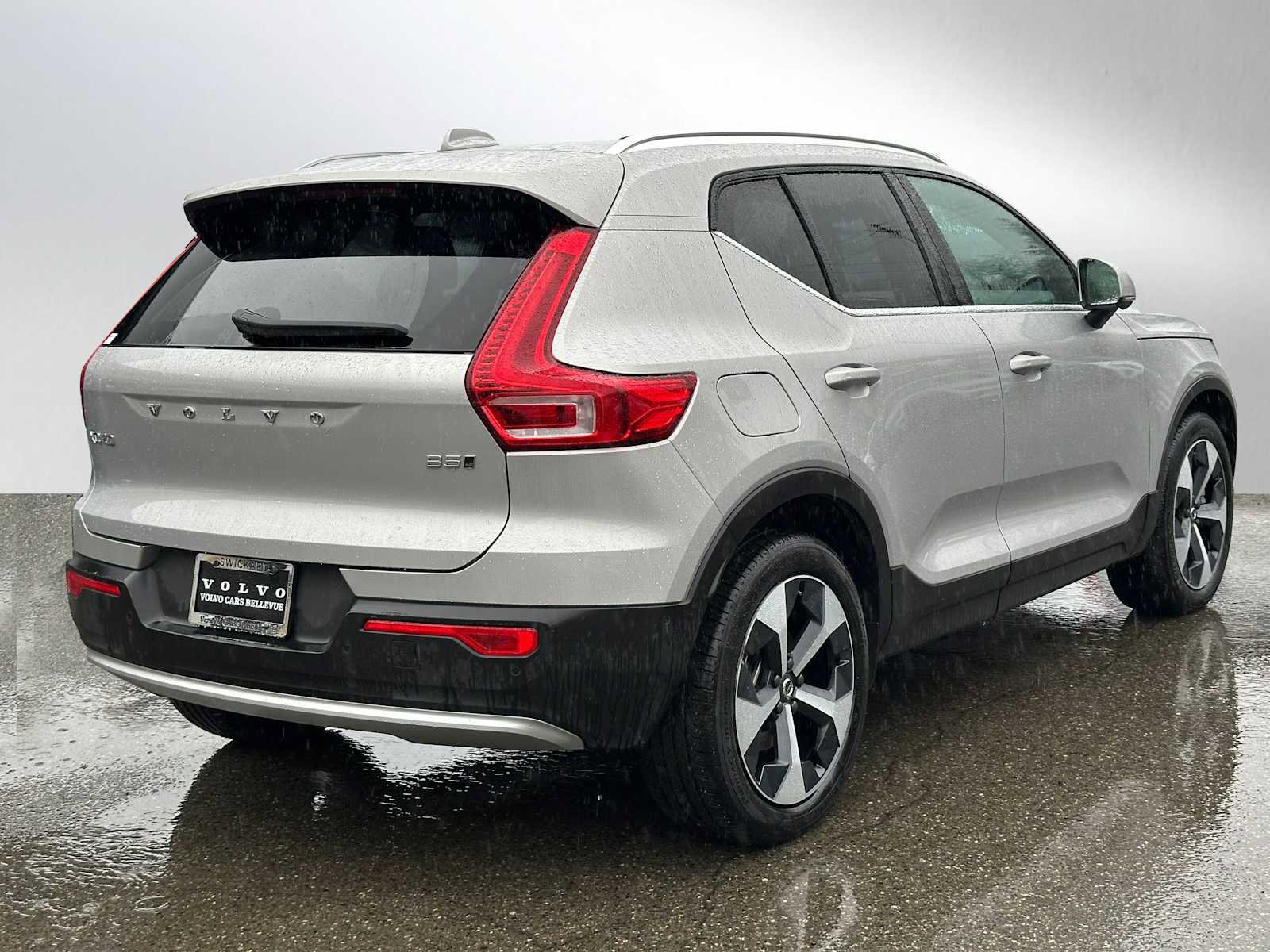 Certified 2025 Volvo XC40 B5 Plus AWD/4WD image 4