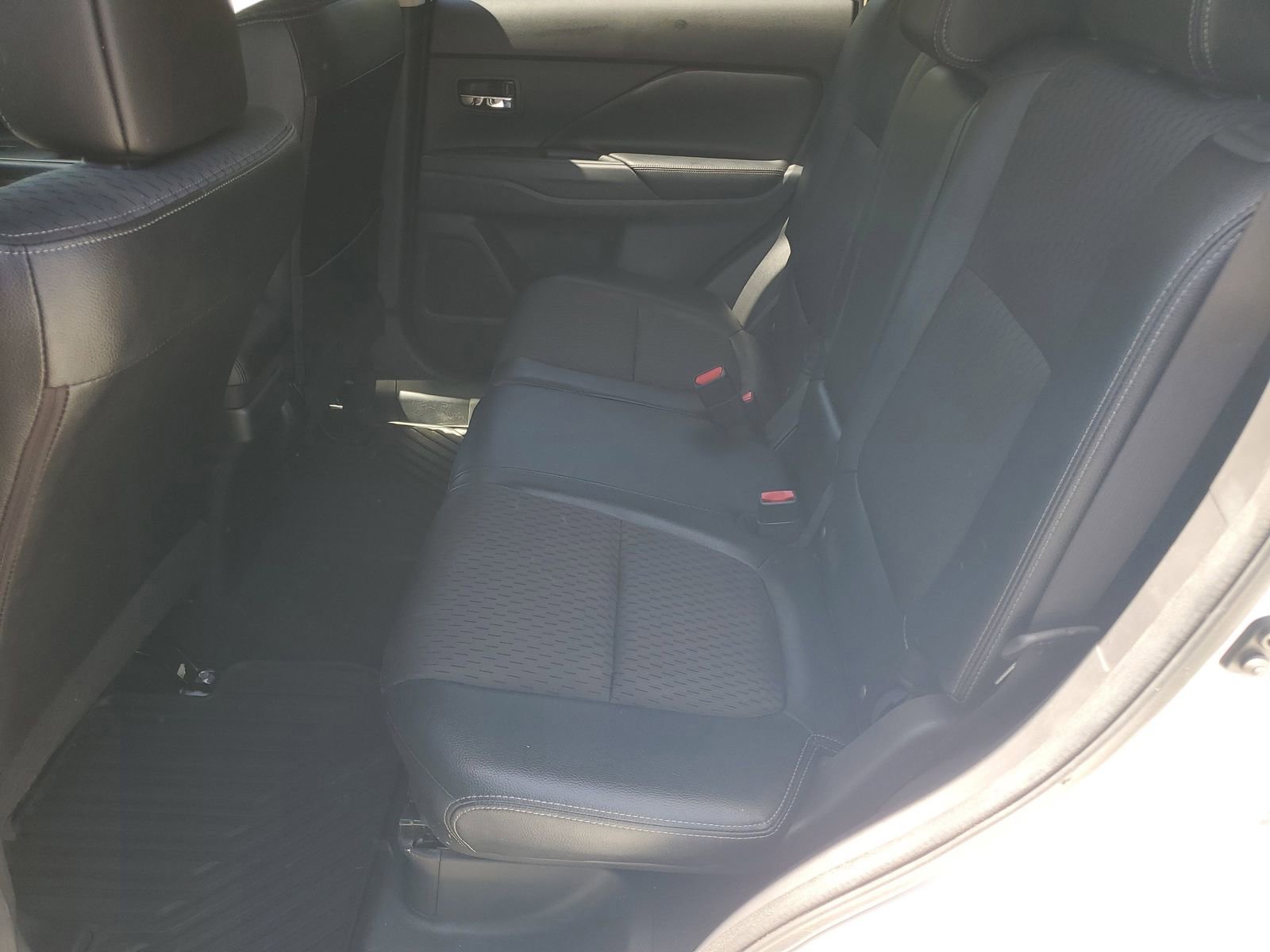 Used 2015 Mitsubishi Outlander SE image 21